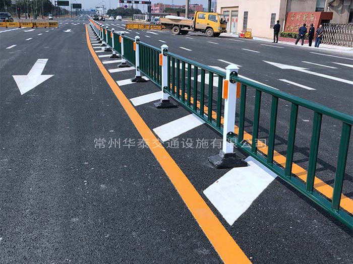 怎樣確保道路護(hù)欄的防風(fēng)效果